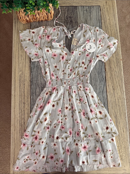 Peach Love California Dresses & Skirts - Peach Love California White Floral Tie-Back Tiered Dress - Pink Flowers